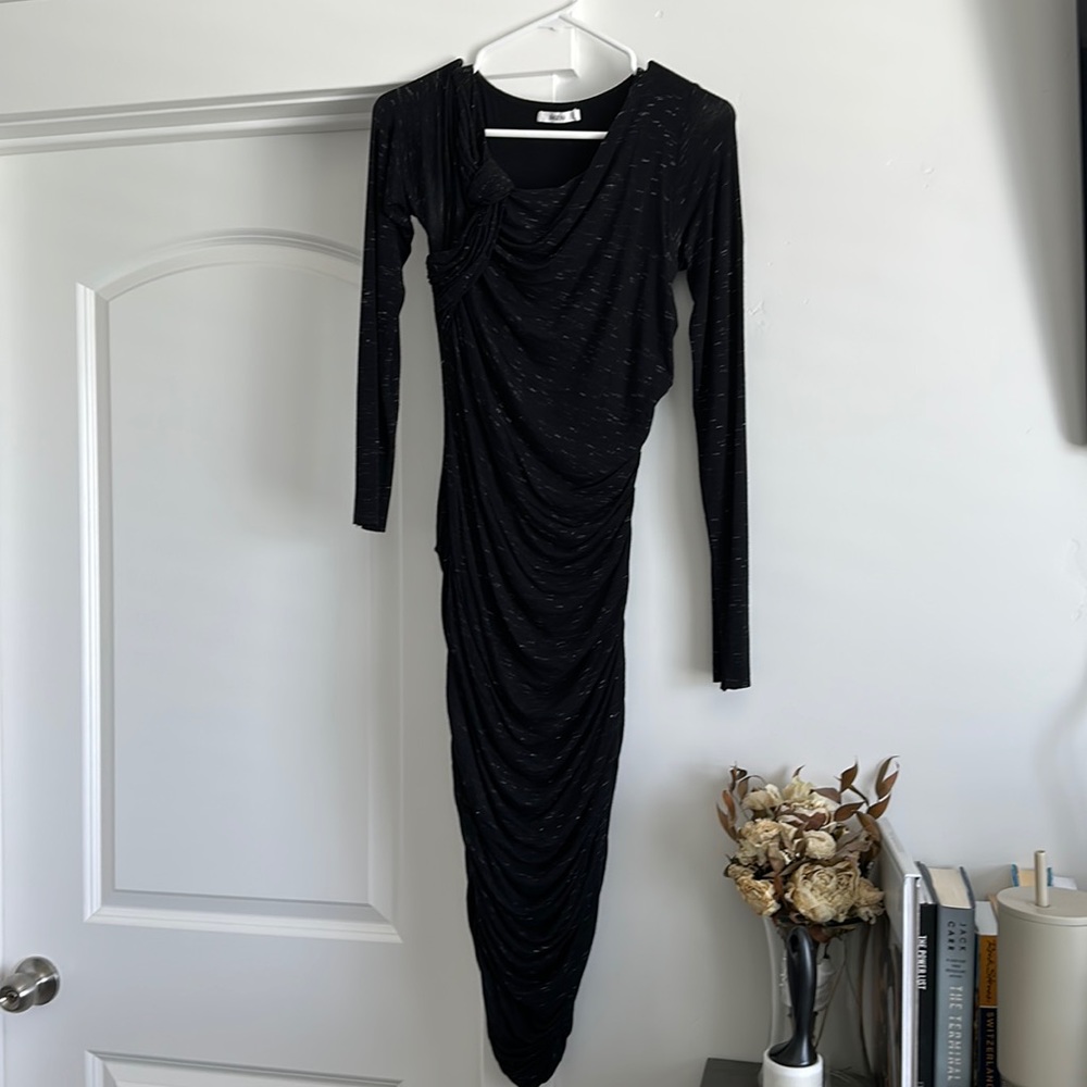 MIDI form fitting dress.